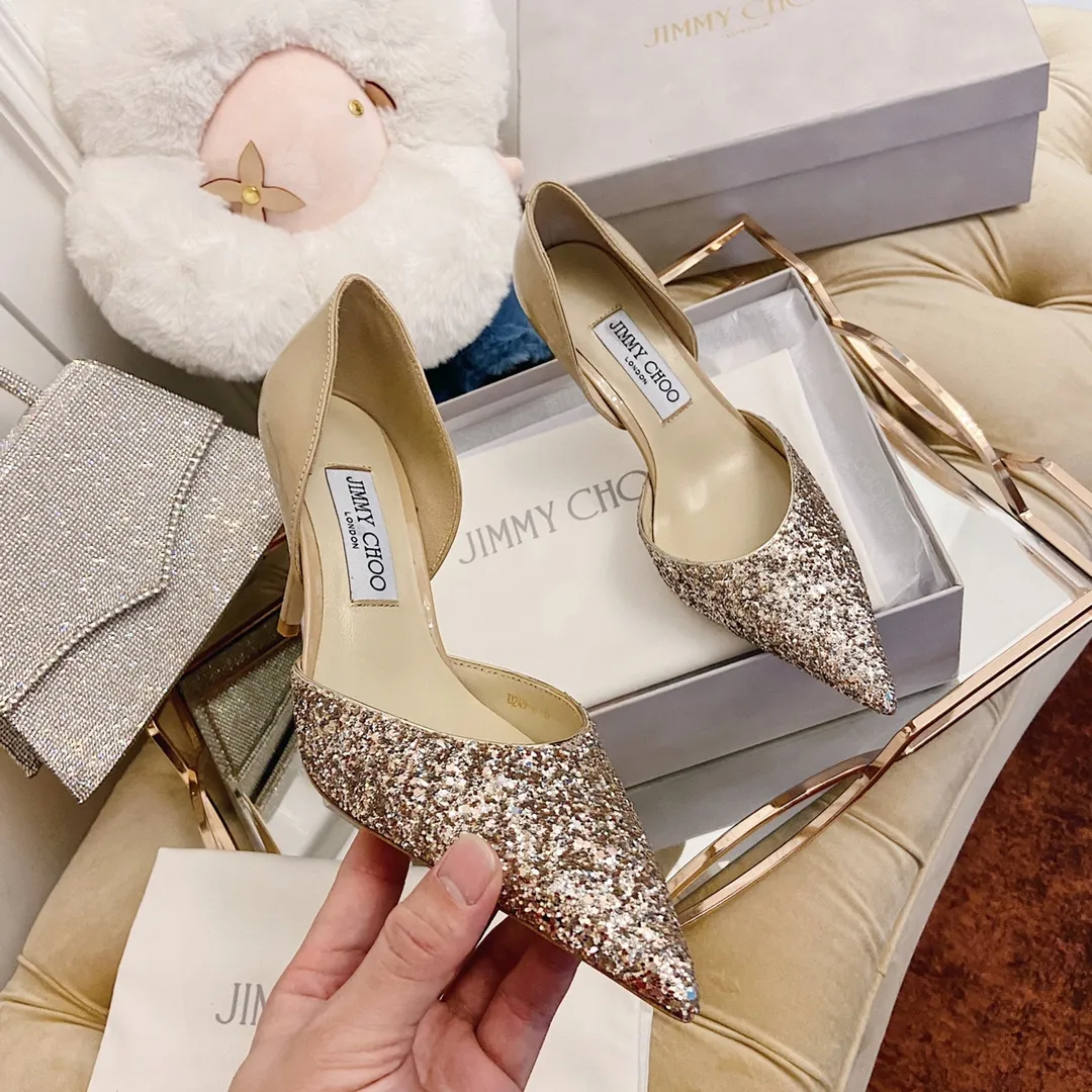 👟👟Ex-factory price 520👟👟 JIMMY CHOO A pair of high heels that can conquer all men👠Easy to wear and versatile, a must-have item for the annual meeting🥂Bilng Bilng is so beautiful that no one can take your breath away Material: Special Crete spliced cow patent leather ➰🍸Sheepskin lining Italian leather outsole Available in three colors: black, nude, silver Size: 34-42 With a height of 8cm, it is packaged simultaneously at the counter!